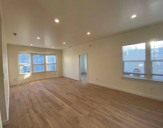 1BR/1BA In Law Adu on W Giddings St · Chicago photo 5