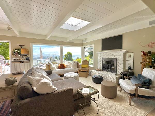 3BR/2BA Apartment · Mill Valley photo 3