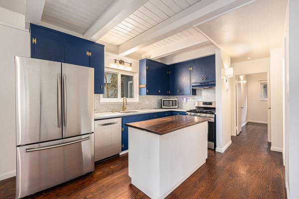 2BR/2BA Apartment · Oakland photo 3