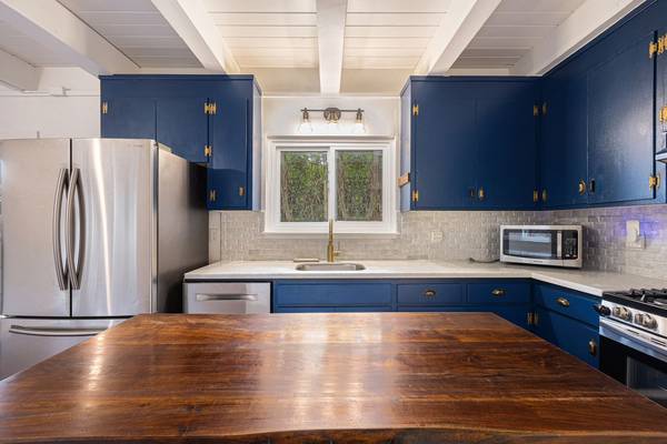 2BR/2BA Apartment · Oakland photo 4