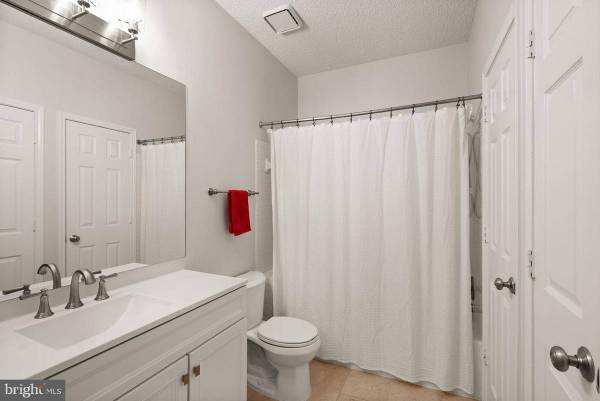 2BR/1BA Apartment on West Street · Oakland