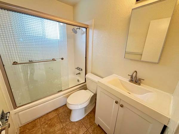 2BR/1BA Apartment on Shoreline Drive Unit · Alameda photo 2