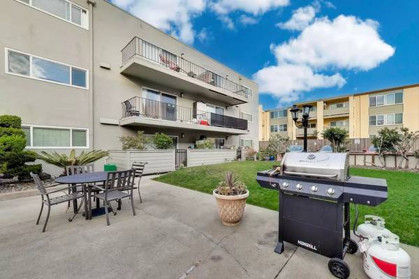 2BR/1BA Apartment on Shoreline Drive Unit · Alameda photo 5
