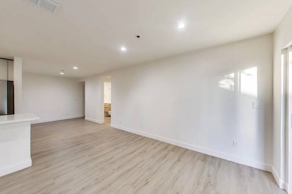 2BR/2BA Apartment on 41st Street Unit · Oakland photo 4