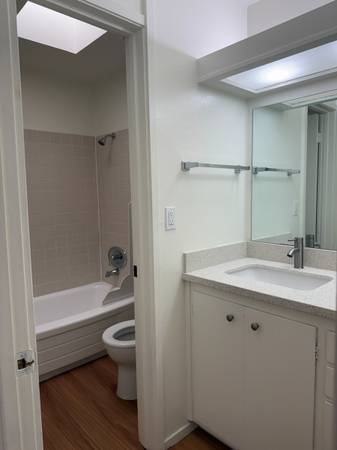 2BR/1BA Apartment · Oakland photo 5