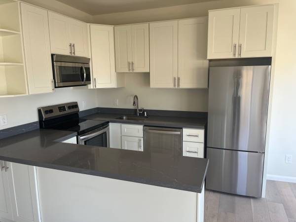 1BR/1BA Apartment · Oakland photo 5