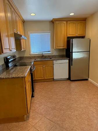 2BR/1BA Duplex on Dumbarton · Redwood City photo 3