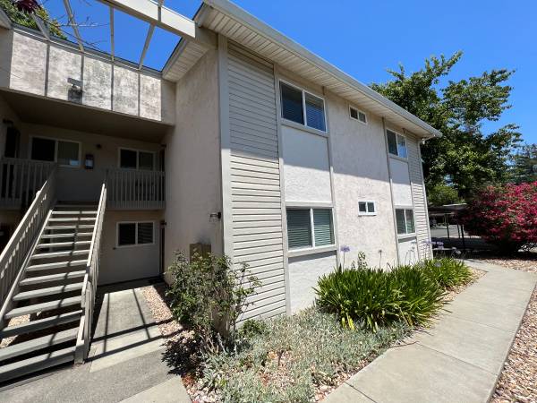 2BR/1BA Apartment on Maple Street · Napa photo 2