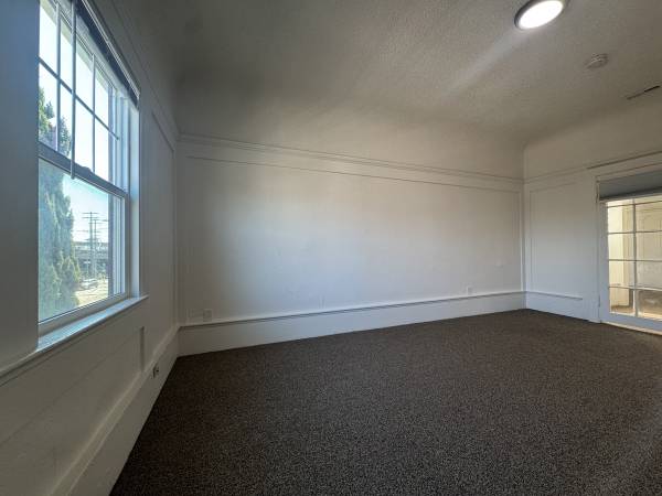 3BR/2BA Flat on West Street · Oakland photo 3