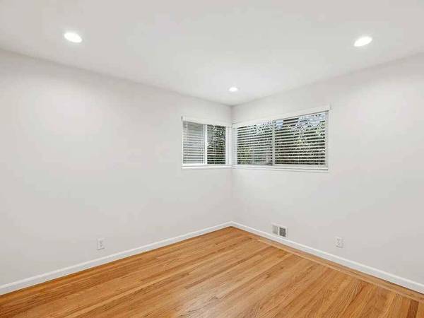 2BR/1BA Apartment on Roble Ave · Menlo Park photo 2