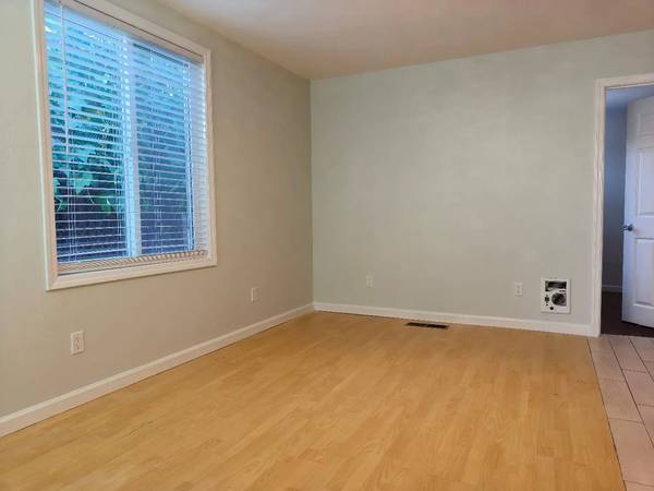 1BR/1BA Apartment on 35th Ave · Oakland photo 3