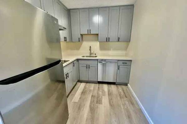 2BR/1BA Apartment · Palo Alto photo 3