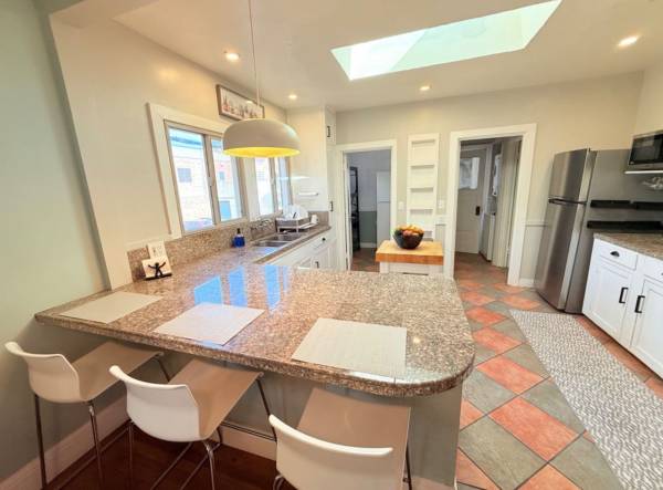 4BR/2BA Apartment · Berkeley photo 5