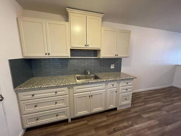 2BR/1BA Apartment on Walnut St · Oakland photo 4