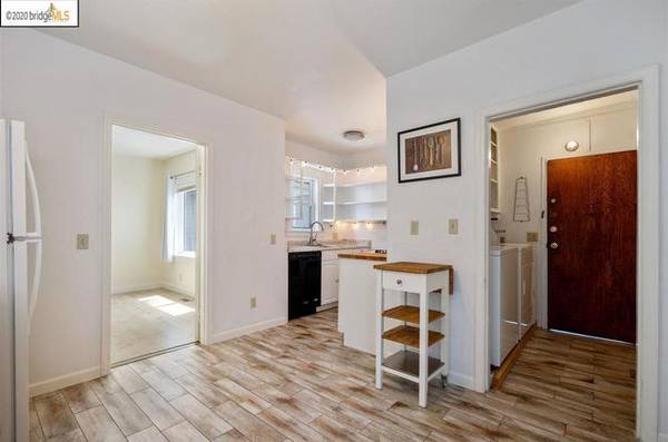 2BR/2BA Apartment · Emeryville photo 5