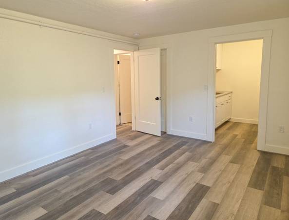 1BR/1BA Apartment on Vickery Ave B1 · Saratoga photo 2