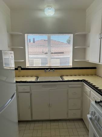 2BR/1BA Apartment · Oakland photo 5