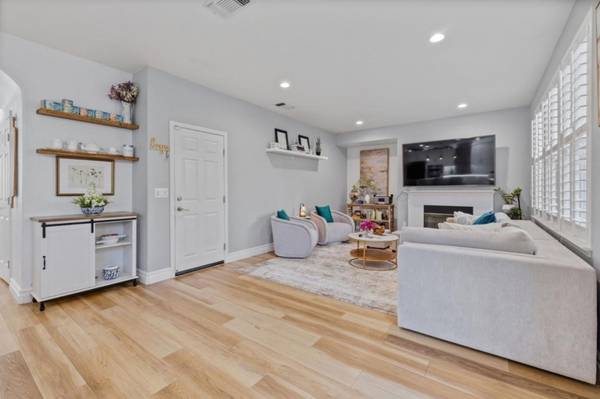 Spacious 3BD 2BA home with large fenced yard photo 2