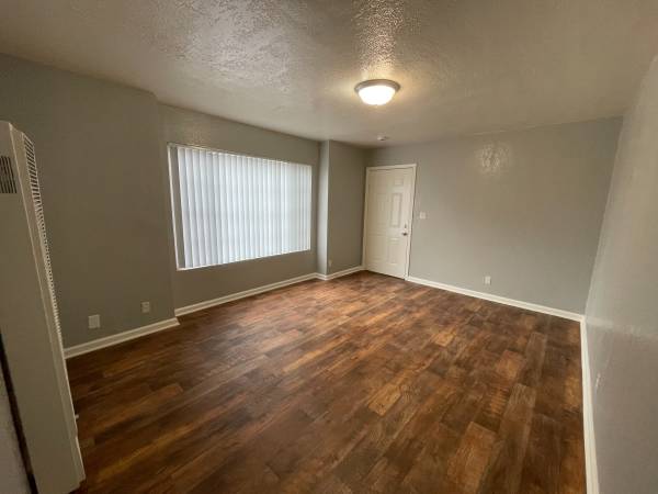2BR/1BA Apartment on 98th Ave Ct · Oakland photo 5