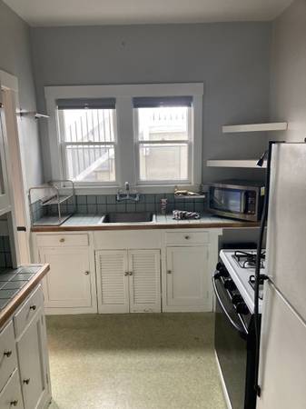 2BR/1BA Apartment on Hilgard Ave · Berkeley photo 5