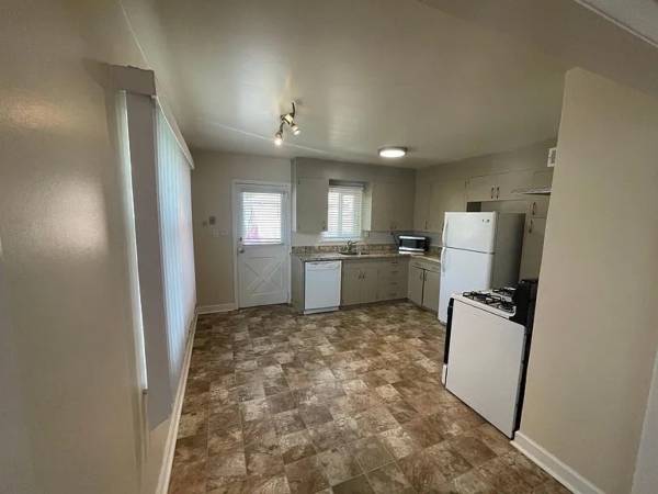 2BR/1BA Apartment on Howard Ave · Burlingame photo 3