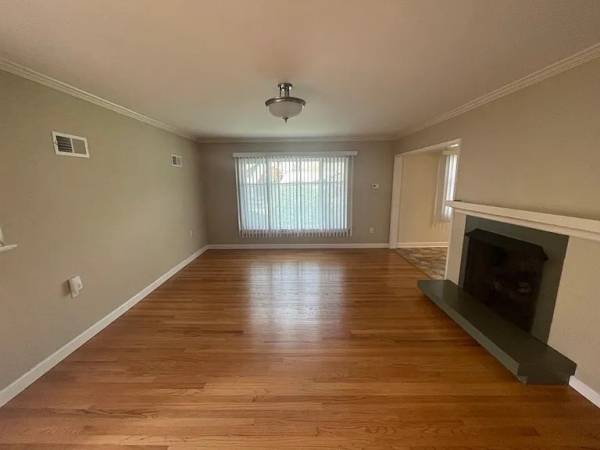 2BR/1BA Apartment on Howard Ave · Burlingame photo 4