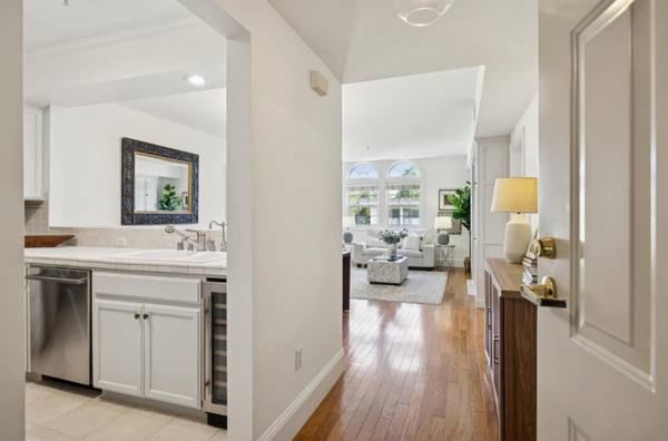 1BR/1BA Condo · Burlingame photo 3