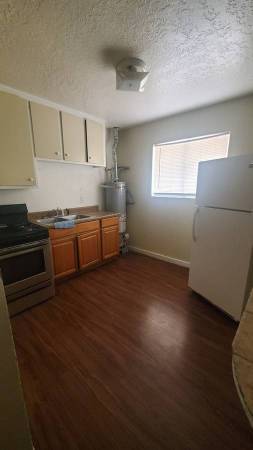 2BR/1BA Duplex · Oakland photo 5