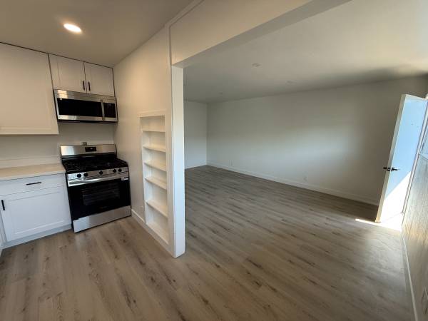2BR/1BA Apartment · Novato photo 2