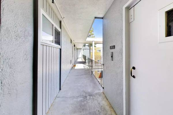 2BR/1BA Apartment on Canyon Road Unit · Redwood City photo 3