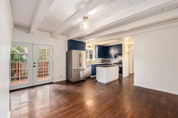 2BR/2BA Apartment · Oakland photo 2