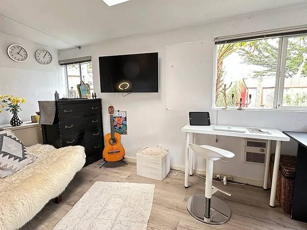 1BR/1BA Single Family House on Victoria St · San Francisco photo 5