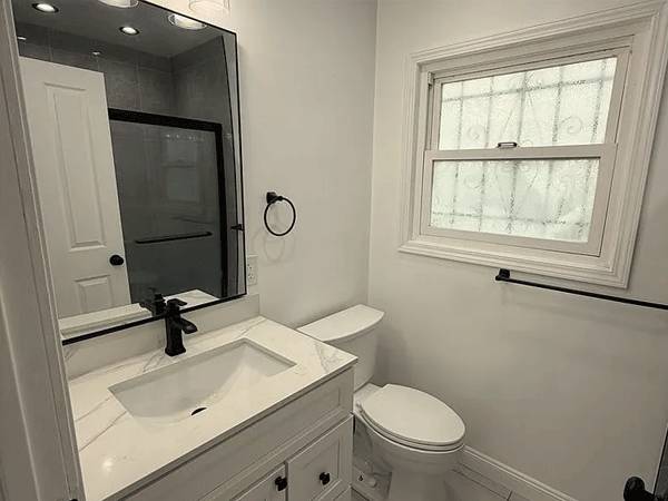 2BR/1BA Single Family House on Auseon Ave · Oakland photo 4