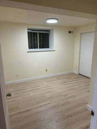 2BR/1BA Duplex on E25 Street · Oakland photo 4