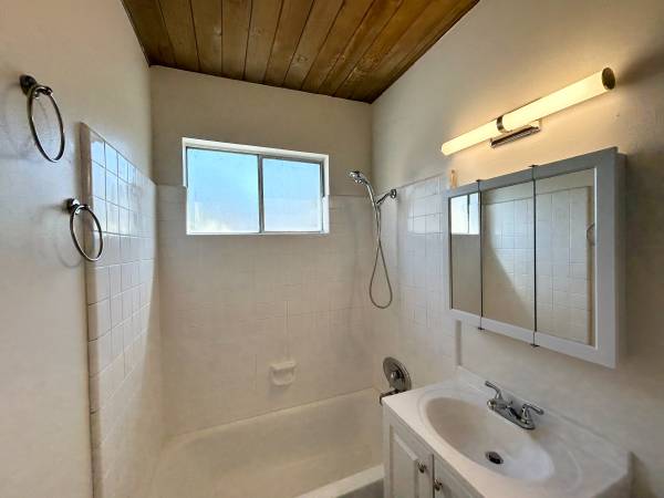 2BR/1BA Apartment on Milvia Street 5 · Berkeley photo 5