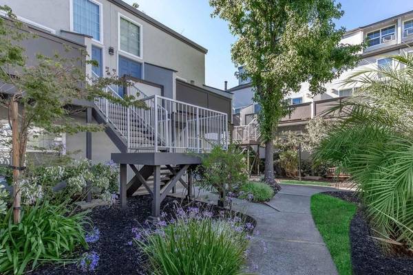 Beautiful Upgraded Townhome: 1,676 Sqft, 2-car Garage + Iron Horse Trail Access photo 4