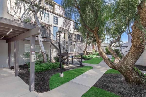 Beautiful Upgraded Townhome: 1,676 Sqft, 2-car Garage + Iron Horse Trail Access photo 2