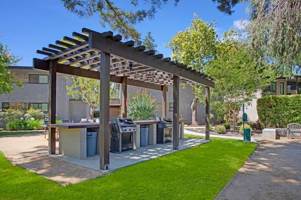 2BR/1BA Apartment on Whisman · Mountain View photo 3