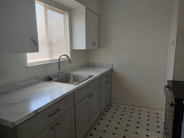 1BR/1BA Apartment on Bancroft Ave · Oakland photo 4