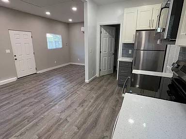 2466 W Bayshore Rd Palo Alto, CA 94303 photo 4