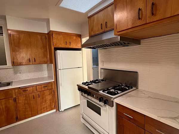 BEAUTIFULLY UPDATED SINGLE FAMILY HOME WITH BONUS ROOMS photo 4