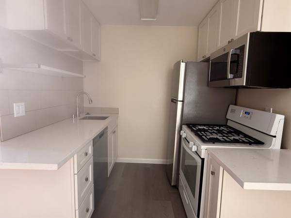 2BR/1BA Apartment on Roosevelt Ave. · Berkeley photo 3
