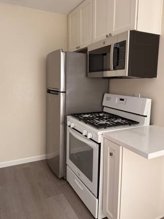 2BR/1BA Apartment on Roosevelt Ave. · Berkeley photo 2