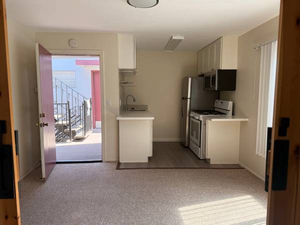 2BR/1BA Apartment on Roosevelt Ave. · Berkeley photo 4
