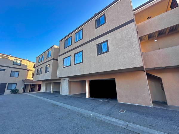 3BR/1BA Apartment on High St · Oakland photo 2