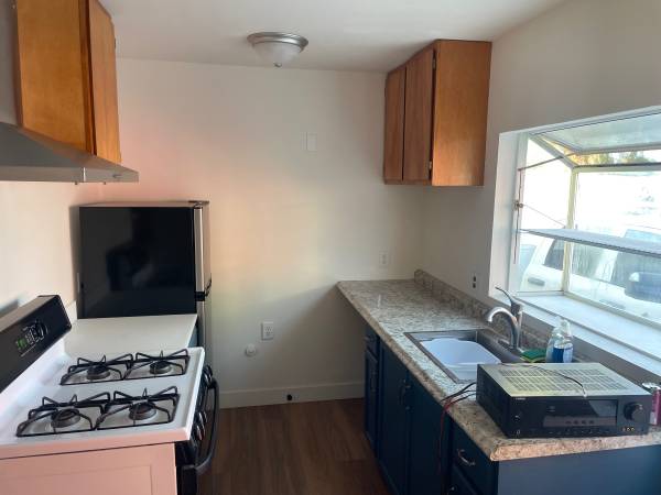 Light &amp; Bright Upstairs One Bedroom Granny Unit photo 5