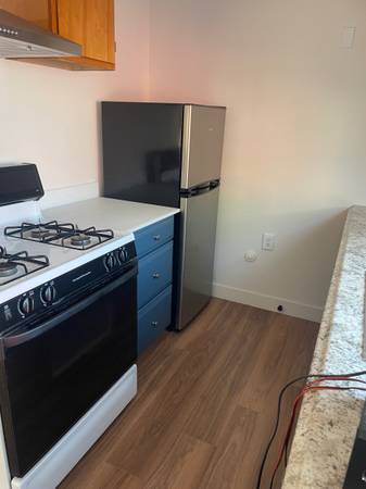 Light &amp; Bright Upstairs One Bedroom Granny Unit photo 3