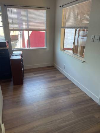 Light &amp; Bright Upstairs One Bedroom Granny Unit photo 4