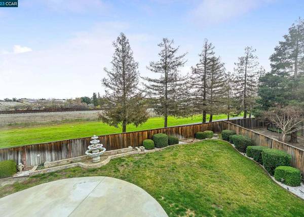 4BR/3BA Apartment · Brentwood photo 2