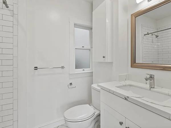 2BR/1BA Apartment on E 20th St · Oakland photo 4